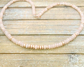 Collar con cuentas de piedra lunar color melocotón y oro rosa