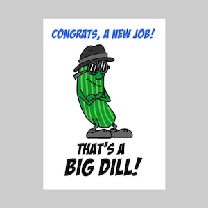 Peut inclure: Carte de vœux avec un personnage de cornichon de dessin animé portant un chapeau et des lunettes de soleil. La carte affiche le texte "CONGRATS, A NEW JOB!" et "THAT'S A BIG DILL!" en gras noir. Le cornichon est vert avec des rayures verticales.