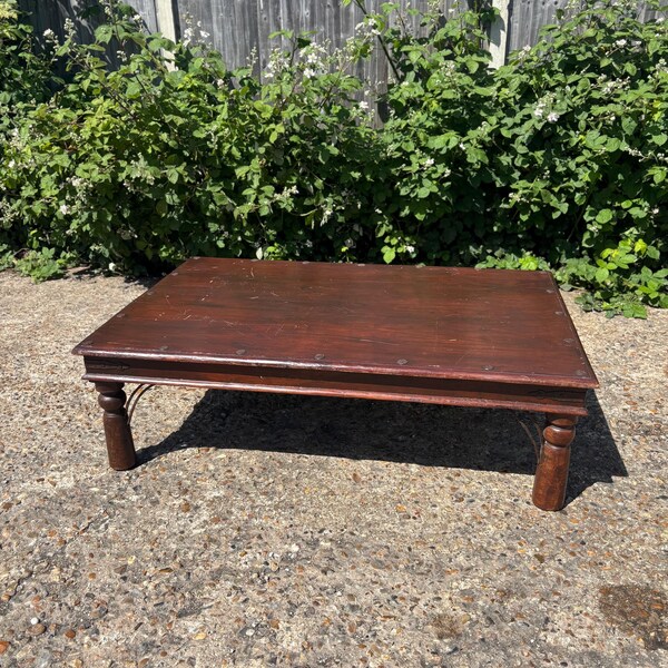 Mesa de centro de madera maciza india rústica colonial de madera oscura con tachuelas de hierro, mesa grande hecha a mano de estilo vintage, proyecto de mesa pesada