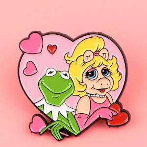 The Muppet Show Metal Enamel Pin Badge Brooch Kermit Frog Miss Piggy Love Heart