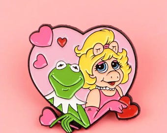 Cute Frog & Pig Couple Enamel Pin – Retro Cartoon Love Design, Valentine Style Lapel Pin, Pink Heart Cartoon Accessory