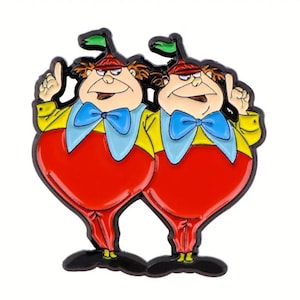 Peut inclure: Deux personnages de dessin animé portant des tenues rouges et jaunes, des chapeaux verts et des nœuds papillon bleus. Ils sont debout côte à côte, les bras levés et les doigts pointés.