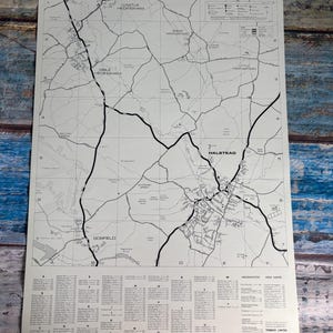 Puede incluir: Un mapa impreso en blanco y negro de Halstead y sus alrededores, con un sistema de cuadrícula con letras de la A a la F y números del 1 al 7. El mapa incluye un índice detallado de calles en la parte inferior y una leyenda en la esquina superior derecha.