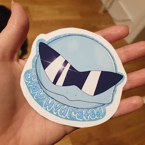 RESTEZ HYDRATÉ Inspiré par Poke, meme drôle, autocollant vinyle anime kawaii, cadeau gamer bouteille d'eau