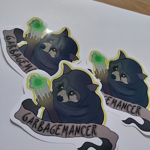 GARBAGEMANCER - sticker raton laveur, mage poubelle, anxiété, vinyle pour ordinateur portable, décalcomanie, cadeau, inspiré du D&D, gamer, sorcier, ombre fantastique