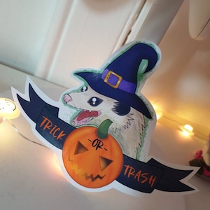 Sticker Halloween "Trick or Trash" Lenny the Trash Wizard, opossum, anxiété de l'opossum, cadeau meme sorcière effrayante d'automne
