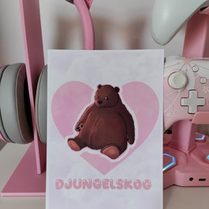 IKEA oso inspirado djungelskog, skoggy, oso de peluche, amigo esponjoso, impresión de arte original, pegatina, apoyo emocional, salud mental, lindo