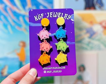 Pastellfärgade Junimos handgjorda hängande örhängen i akryl med statement-motiv