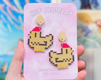 Pendientes y llaveros llamativos de acrílico hechos a mano con diseño de pollos pixelados.