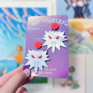 Pendientes y llaveros acrílicos colgantes con medallón del lobo de Geralt hechos a mano