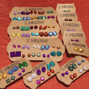 Boucles d'oreilles clous avec tige, Disponible en 1, 5 ou 10 packs Styles et couleurs mélangés boucles d'oreilles bijoux en résine sans nickel