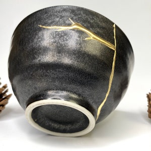 Kintsugi Kintsukuroi Broken and Repaired Ceramic Bowl wabi sabi ( made in Japan ) ( Handmade ) –  Omnipotence
