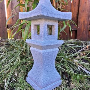 Lampada da giardino giapponese a forma di pagoda immagine 2