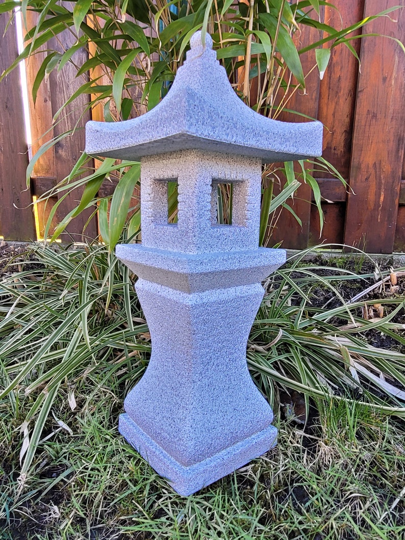 Lampada da giardino giapponese a forma di pagoda immagine 2