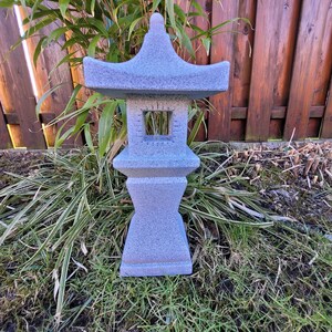 Lampada da giardino giapponese a forma di pagoda immagine 3