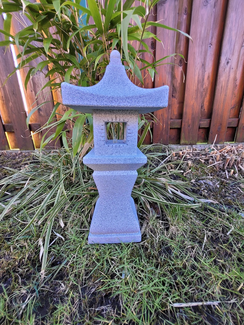 Lampada da giardino giapponese a forma di pagoda immagine 3