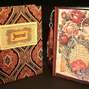 Puede incluir: Dos diarios con cubiertas decorativas. El diario de la izquierda presenta un patrón de damasco marrón y naranja con una etiqueta central que dice "Journal". El diario de la derecha muestra un diseño de rosas, texto manuscrito, un marco de metal y flores de tela.