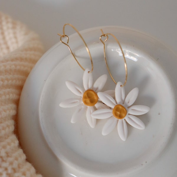 Boucles d'oreilles en argile polymère marguerites | Modèle Diane | Boucles d’oreilles fleuries | Hypoallergénique | Fait main en France