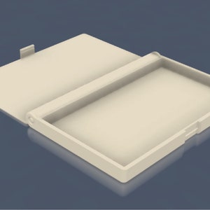 Pu&ograve; includere: Una scatola rettangolare beige con un coperchio incernierato. Il coperchio &egrave; aperto e la scatola &egrave; vuota.