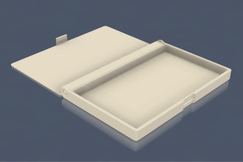 Pu&ograve; includere: Una scatola rettangolare beige con un coperchio incernierato. Il coperchio &egrave; aperto e la scatola &egrave; vuota.