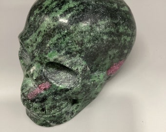 Cráneo de cristal de zoisita rubí