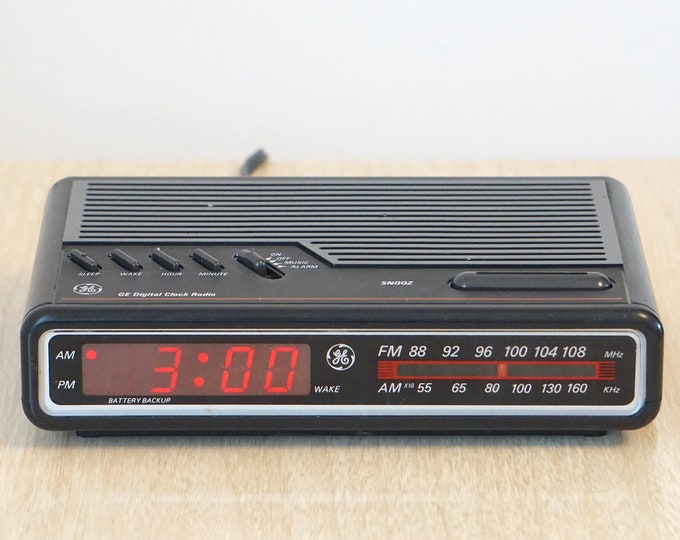 Vintage GE Alarm Clock With AM/FM Radio Great Condition, Model 7