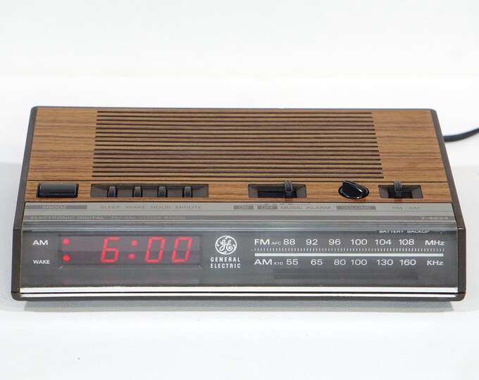 Vintage GE Alarm Clock With AM/FM Radio Great Condition, Model 74624B