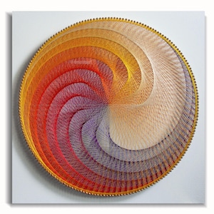 Könnte beinhalten: Ein kreisförmiges String-Art-Stück mit einem Spiraldesign. Das Kunstwerk zeigt einen Farbverlauf aus Rot, Orange, Gelb und Lila. Das Stück ist mit einem goldenen Rahmen versehen und auf einer weißen quadratischen Leinwand montiert.