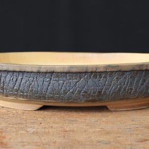 Vaso bonsai ovale fatto a mano – Fioriera in ceramica smaltata scura con texture di corteccia