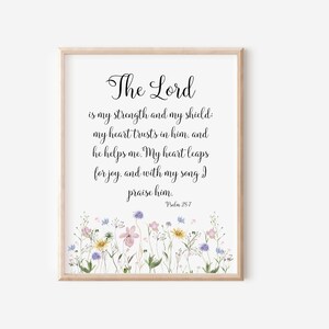 Puede incluir: Un diseño de arte de pared imprimible con un borde floral y una cita del Salmo 28:7: "El Señor es mi fortaleza y mi escudo: mi corazón confía en él, y él me ayuda. Mi corazón se regocija, y con mi canto lo alabo."
