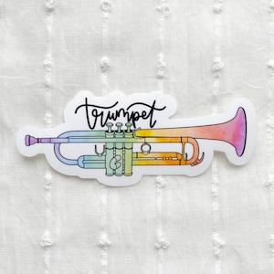Könnte beinhalten: Ein Regenbogen-Trompeten-Aufkleber mit dem Wort "Trompete" in schwarzer Kursivschrift darüber.