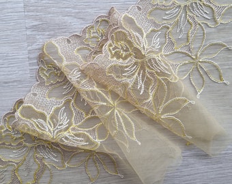 Pizzo floreale con un lato smerlato ricamato verde per creare completini di lingerie fatti a mano su misura