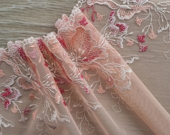 Pizzo floreale con un lato smerlato ricamato rosa salmone per creare completini di lingerie fatti a mano su misura