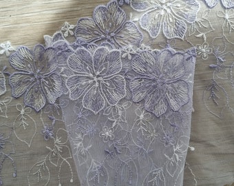 Pizzo floreale con un lato smerlato ricamato lilla per creare completini di lingerie fatti a mano su misura