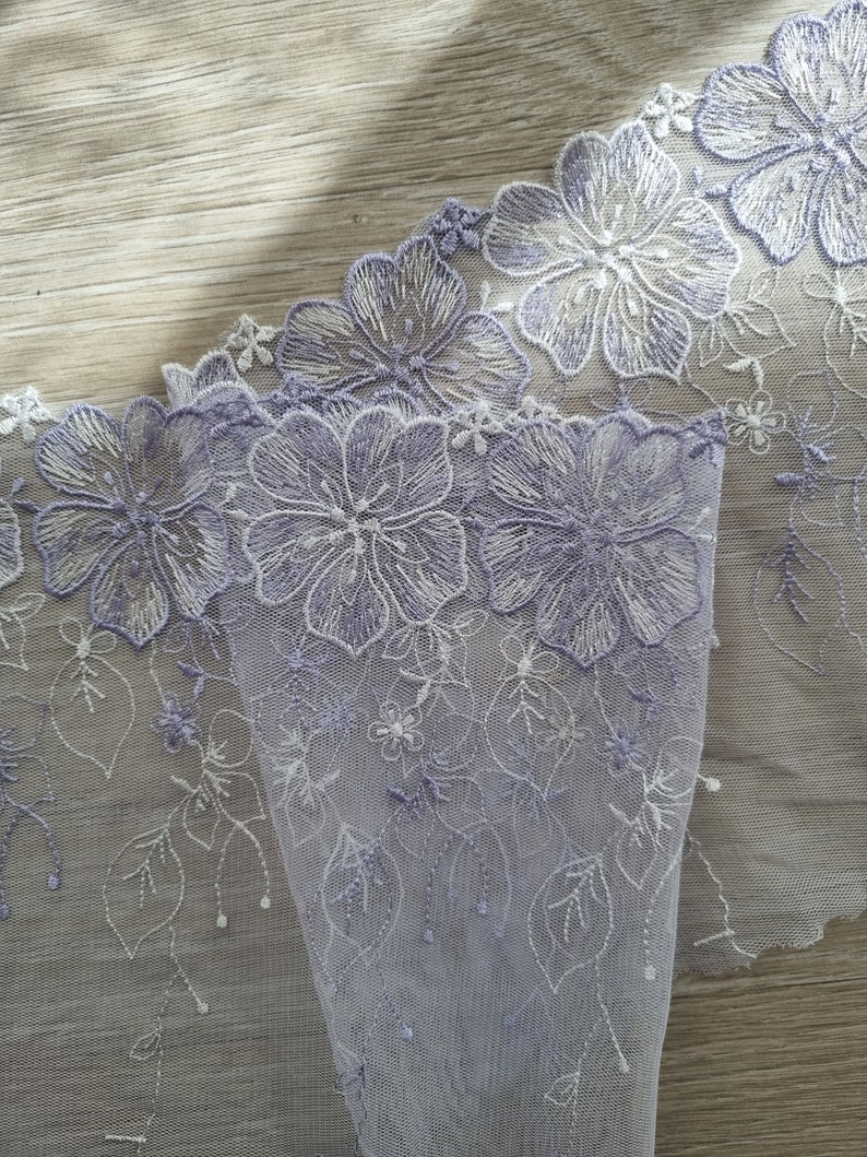 Pizzo floreale con un lato smerlato ricamato lilla per creare completini di lingerie fatti a mano su misura immagine 1