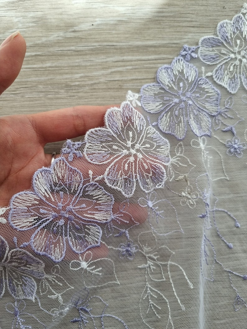 Pizzo floreale con un lato smerlato ricamato lilla per creare completini di lingerie fatti a mano su misura immagine 2