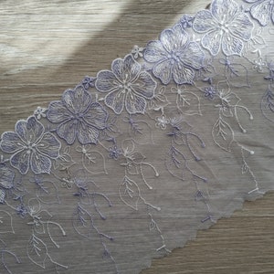 Pizzo floreale con un lato smerlato ricamato lilla per creare completini di lingerie fatti a mano su misura immagine 4