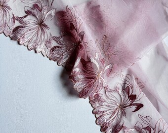 Tulle con un lato smerlato ricamato rosa per creare completini di lingerie fatti a mano su misura