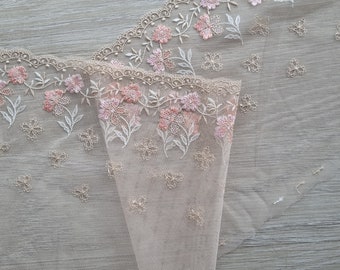 Pizzo floreale con un lato smerlato ricamato beige e rosa per creare completini di lingerie fatti a mano su misura