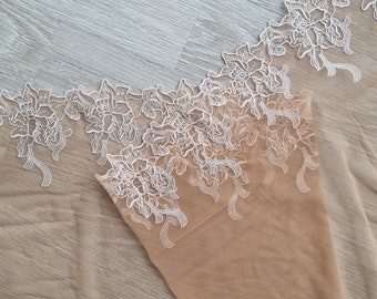 Pizzo ricamato floreale con un lato smerlato bianco e nudo per creare completini di lingerie fatti a mano su misura, tulle ricamato elastico
