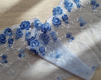 Pizzo floreale con un lato smerlato ricamato azzurro per creare completini di lingerie fatti a mano su misura