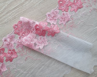 Pizzo floreale con un lato smerlato ricamato rosa per creare completini di lingerie fatti a mano su misura