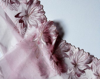 Tulle con un lato smerlato ricamato rosa per creare completini di lingerie fatti a mano su misura