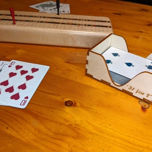 Soporte de naipes de juego - Cribbage Skunk and Pegs / Soporte de tarjeta de juego de madera cortada con láser y grabada / Accesorio de tarjeta de juego Cribbage