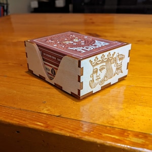 Soporte de cartas de juego - Rey suicida y símbolos / Soporte de tarjeta de juego de madera cortada con láser y grabada / Accesorio de tarjeta de juego