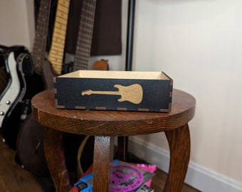 ギター ピック ボックス - ストラトキャスター 左利き用 | ラージ ブラック | 塗装および彫刻入り木製ギター ピック ボックス | 左利き用ストラトキャスター