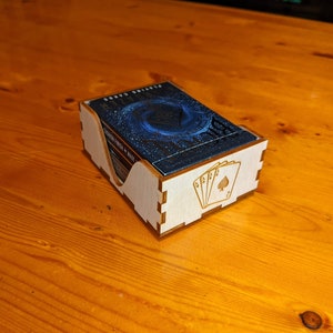Soporte de cartas de juego - Suicide King and Cards / Soporte de tarjetas de juego de madera cortada con láser y grabada / Accesorio de naipes