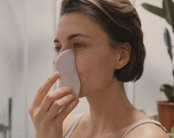 Piedra Gua Sha de ágata natural para drenaje linfático y masaje facial: herramienta para esculpir, reafirmar y antienvejecimiento para el cuidado de la piel.