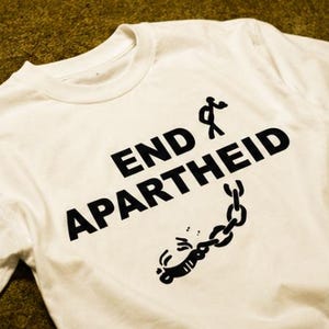 Camiseta "Fin al Apartheid", camiseta inspirada en "Backrooms" de Bobby Franklin, terror espacial liminal. imagen 4