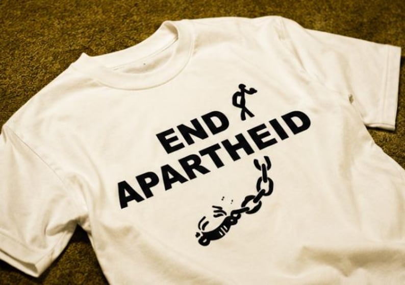 Camiseta "Fin al Apartheid", camiseta inspirada en "Backrooms" de Bobby Franklin, terror espacial liminal. imagen 4